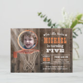 バスケットボールス素朴ポーツウッドフォト誕生日 招待状 (スタンド正面)