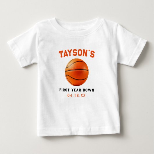 バスケットボールファーストイヤーダウン 1歳誕生日 ベビーTシャツ (正面)