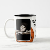 バスケットボールプレイヤー名番号チーム2枚の写真 ツートーンマグカップ (左)