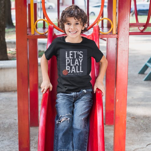 バスケットボール遊がボールを生まれスポーツに勝ち取る Tシャツ