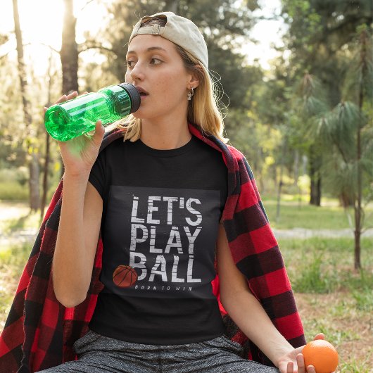 バスケットボール遊がボールを生まれスポーツに勝ち取る Tシャツ