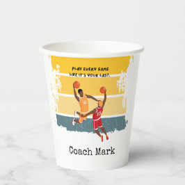バスケットボール遊選手はボール 紙コップ