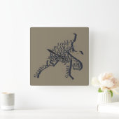 バスケットボール選手がフル体でドリブル文字 スクエア壁時計 (ホーム)