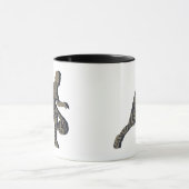 バスケットボール選手がフル体でドリブル文字 マグカップ (中央)