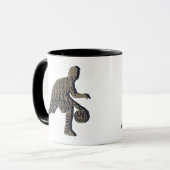 バスケットボール選手がフル体でドリブル文字 マグカップ (正面左)