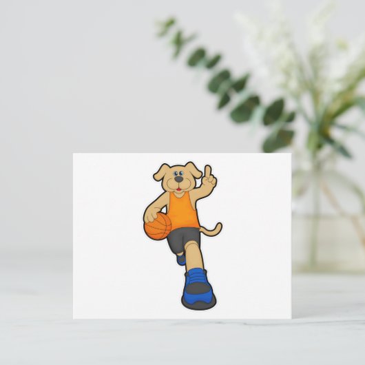 バスケットボール選手としてバスケットボールを持つ犬 ポストカード (スタンド正面)