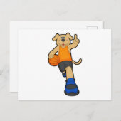 バスケットボール選手としてバスケットボールを持つ犬 ポストカード (正面/裏面)