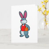 バスケットボール選手のウサギとバスケットボール カード (黄色い花)