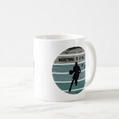 バスケットボール選手のヴィンテージサンセットレトロスタイル コーヒーマグカップ (正面右)