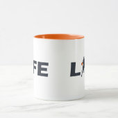 バスケットボール選手はオレンジ色のボールでドリブルする マグカップ (中央)