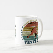 バスケットボール選手ドリブルのレトロサンセットスタイル コーヒーマグカップ (正面右)