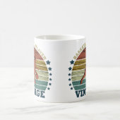 バスケットボール選手ドリブルのレトロサンセットスタイル コーヒーマグカップ (中央)