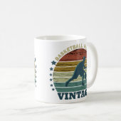 バスケットボール選手ドリブルのレトロサンセットスタイル コーヒーマグカップ (正面右)