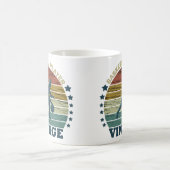 バスケットボール選手ドリブルのレトロサンセットスタイル コーヒーマグカップ (中央)