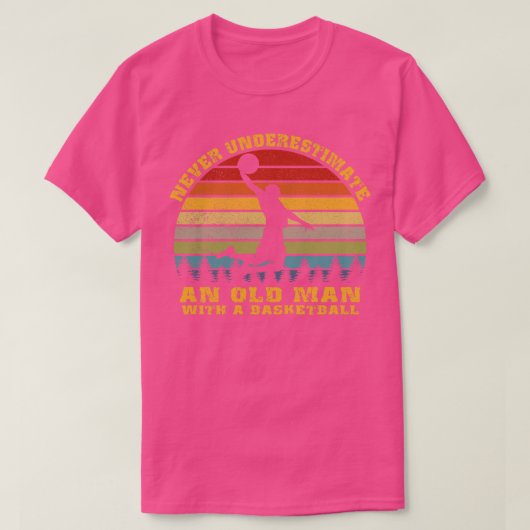 バスケットボールFの老人を決して過小評価しない Tシャツ (デザイン正面)