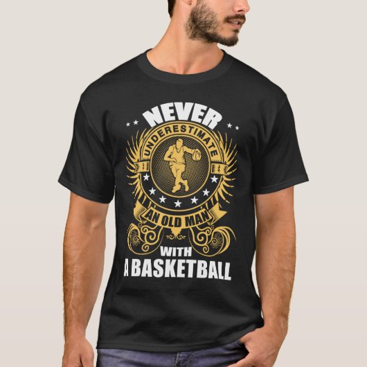 バスケットボールTの老人を決して過小評価しない Tシャツ (正面)