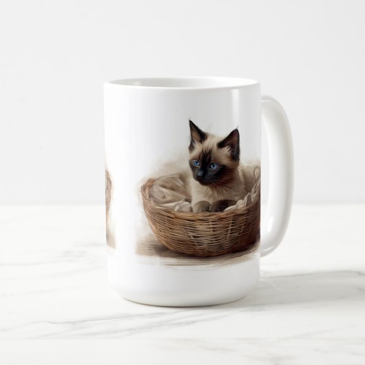 バスケット入りの美しいシールポイントシャム子猫 コーヒーマグカップ (正面右)