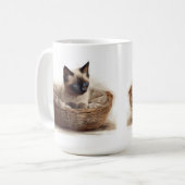 バスケット入りの美しいシールポイントシャム子猫 コーヒーマグカップ (正面左)