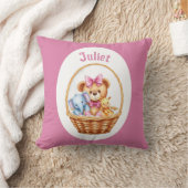 バスケット内のテディと友人 クッション (ブランケット)