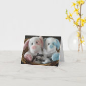 バスケット内の子犬 – ハッピーバースデー カード (黄色い花)