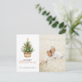 バスケット内の田舎風クリスマスツリーの写真 シーズンポストカード (スタンド正面)