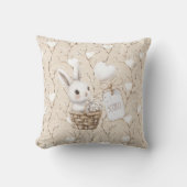 バスケット内の白いバニーハートベビーシャワーXOXO クッション (正面)