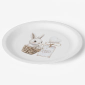 バスケット内の白いバニーハートベビーシャワーXOXO ペーパープレート (アングル)