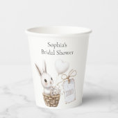 バスケット内の白いバニーハートベビーシャワーXOXO 紙コップ (正面)
