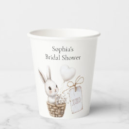 バスケット内の白いバニーハートベビーシャワーXOXO 紙コップ