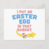 バスケット妊娠アナウンスメントにイースターおもしろい卵を入れる シーズンポストカード (正面)