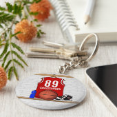 バスケッパーソナライズされた赤と白ットボールジャージー キーホルダー (側面)