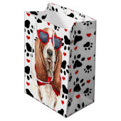 バスセットハウンドおもしろいドッグラブ赤いハートとポーズ ミディアムペーパーバッグ (正面アングル)