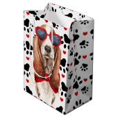 バスセットハウンドおもしろいドッグラブ赤いハートとポーズ ミディアムペーパーバッグ (裏面アングル)