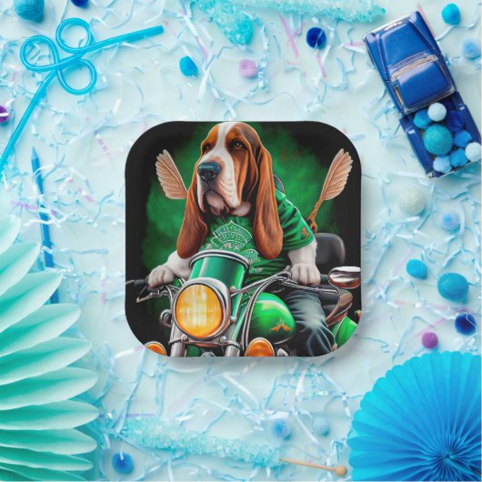 バスセットハウンドドッグ自転車を運転するセント・パトリックの日 ペーパープレート (パーティー)