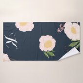 バスタオパーソナライズされたルベビーピンクコスモスオンネイビー バスタオル (バスタオル)