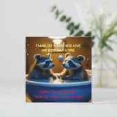 バスタブで楽しいバレンタインデーの可愛いアライグマたち シーズンカード (スタンド正面)