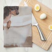 バスタブの中のダックスシュント キッチンタオル (四つ折り)