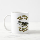 バスフィッシュを見た得はず遠くにだった コーヒーマグカップ (左)