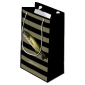 バスフィッシュアウトドアホビーメンズ誕生日 パーソナライズされた スモールペーパーバッグ (裏面アングル)