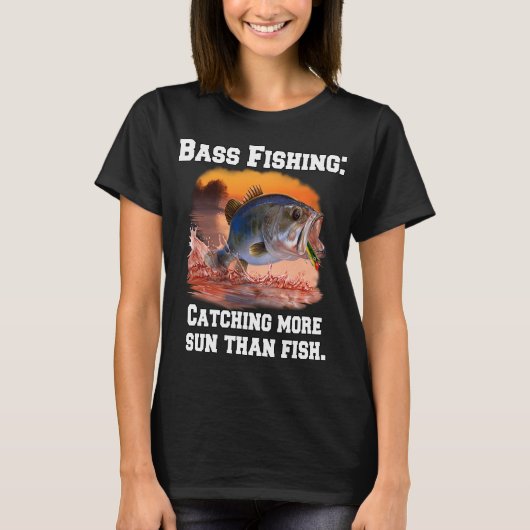 バスフィッシング: 魚より日の出をたくさん捕まえる Tシャツ (正面)