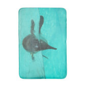 バスマットでペンギンが青い水でダイビングをする バスマット (正面縦)