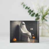 バスルームのトイレで面白いハロウィーン幽霊 ポストカード (スタンド正面)