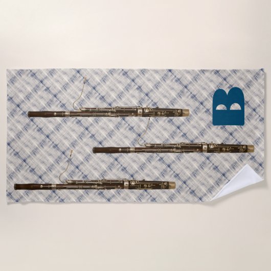 バスーンのトリオの青く白い格子縞のカスタムのイニシャル ビーチタオル (正面)