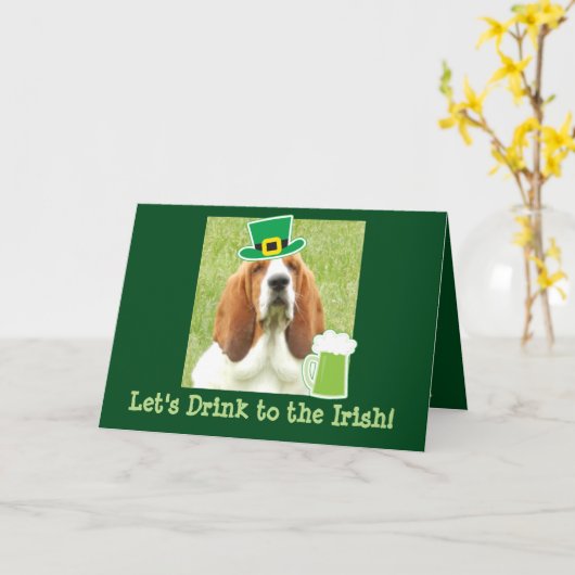 バセットハウンドが付いているセントパトリックの日の挨拶状 カード (黄色い花)