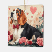 バセットハウンドとバラ – バレンタインデー セラミックオーナメント (左)