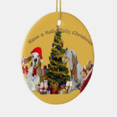 バセットハウンドにヒイラギのすてきなクリスマスがあります セラミックオーナメント (右)