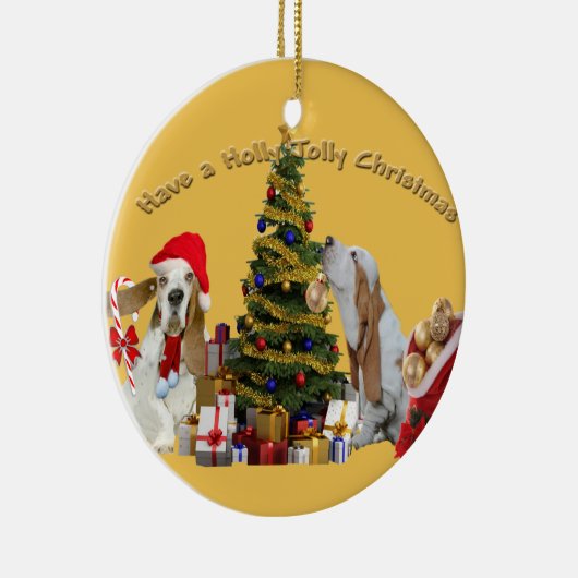 バセットハウンドにヒイラギのすてきなクリスマスがあります セラミックオーナメント (右)