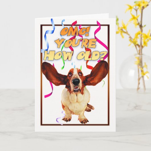 バセットハウンドのバースデー・カード-あなたはいかに古いか。 カード (黄色い花)
