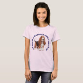 バセットハウンドの子犬にキスをした Tシャツ (正面フル)
