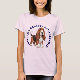 バセットハウンドの子犬にキスをした Tシャツ